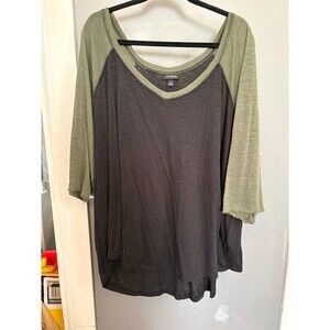 Torrid size 4 black and green raglan base base t shirt